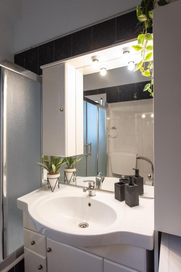 Blue Ark Wanderlust Apartment Атина Екстериор снимка